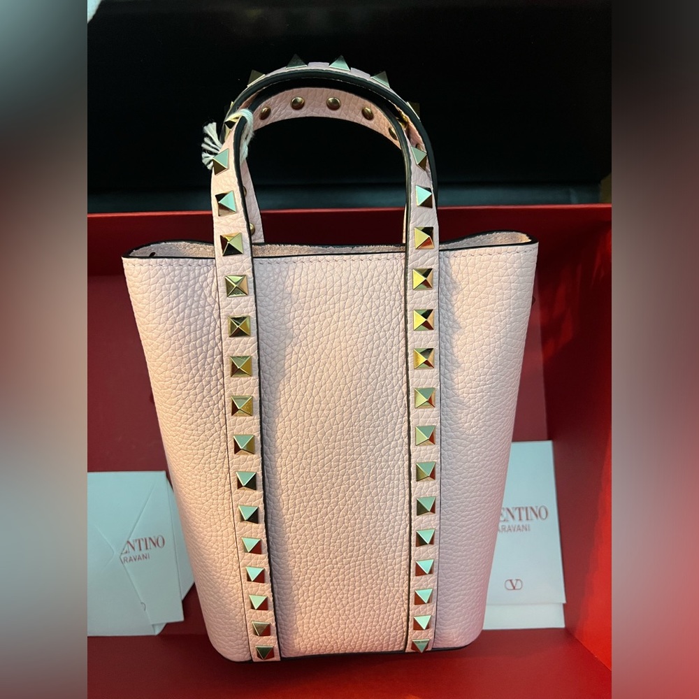 VALENTINO GARAVANI
Rockstud Pouch
Color: Rose Couture - Picture 6 of 15
